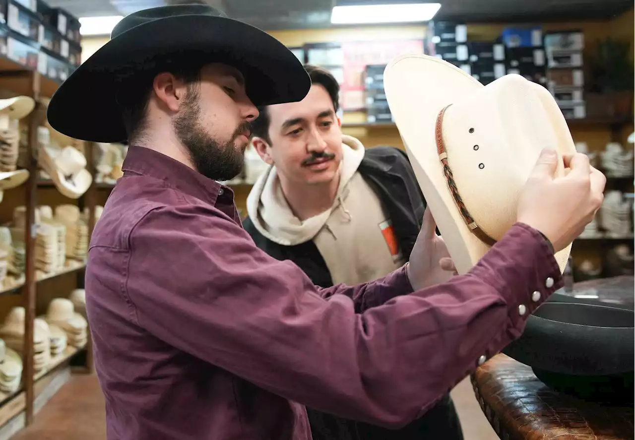 Chronicle reporter, Chicago native swaps subway for saddle on trail ride to rodeo