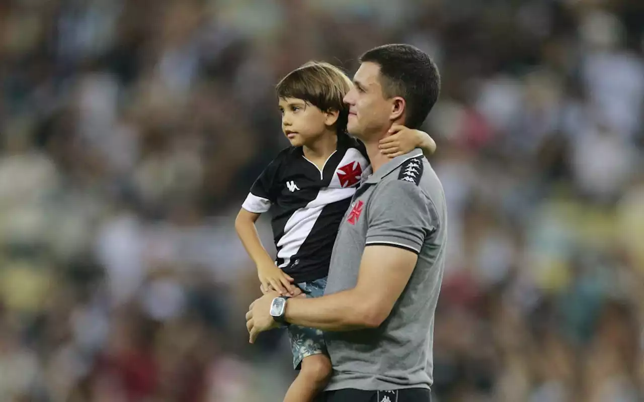Barbieri comemora fim de jejum em clássicos e elogia Alex Teixeira: 'Melhora a cada jogo' | Vasco | O Dia