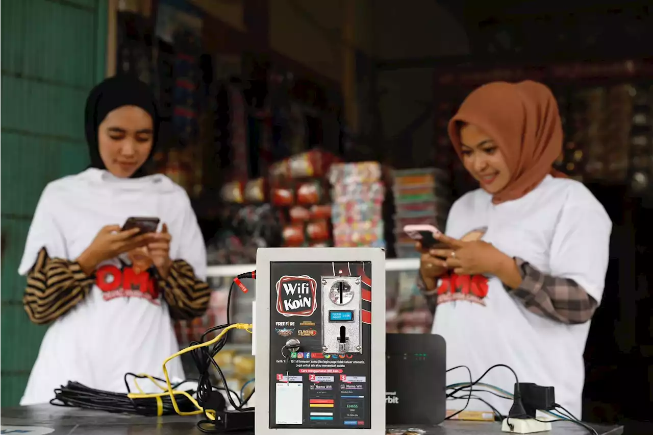 Orang Muda Ganjar Beri Bantuan Fasilitas Internet Untuk Pedagang Pasar Tulang Bawang