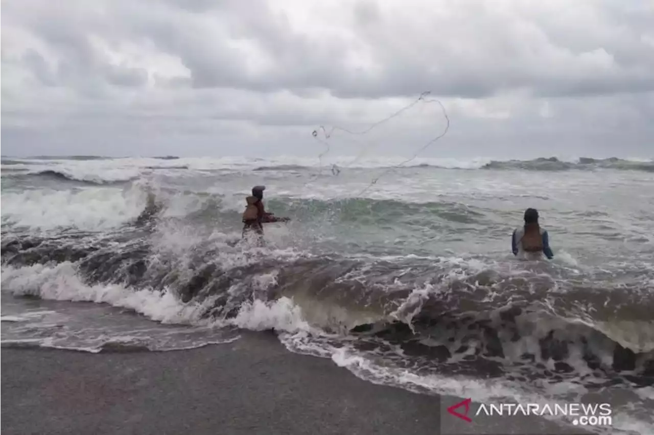 Waspada, Ada Potensi Gelombang Tinggi di Laut Selatan Jateng, Jabar, & DIY