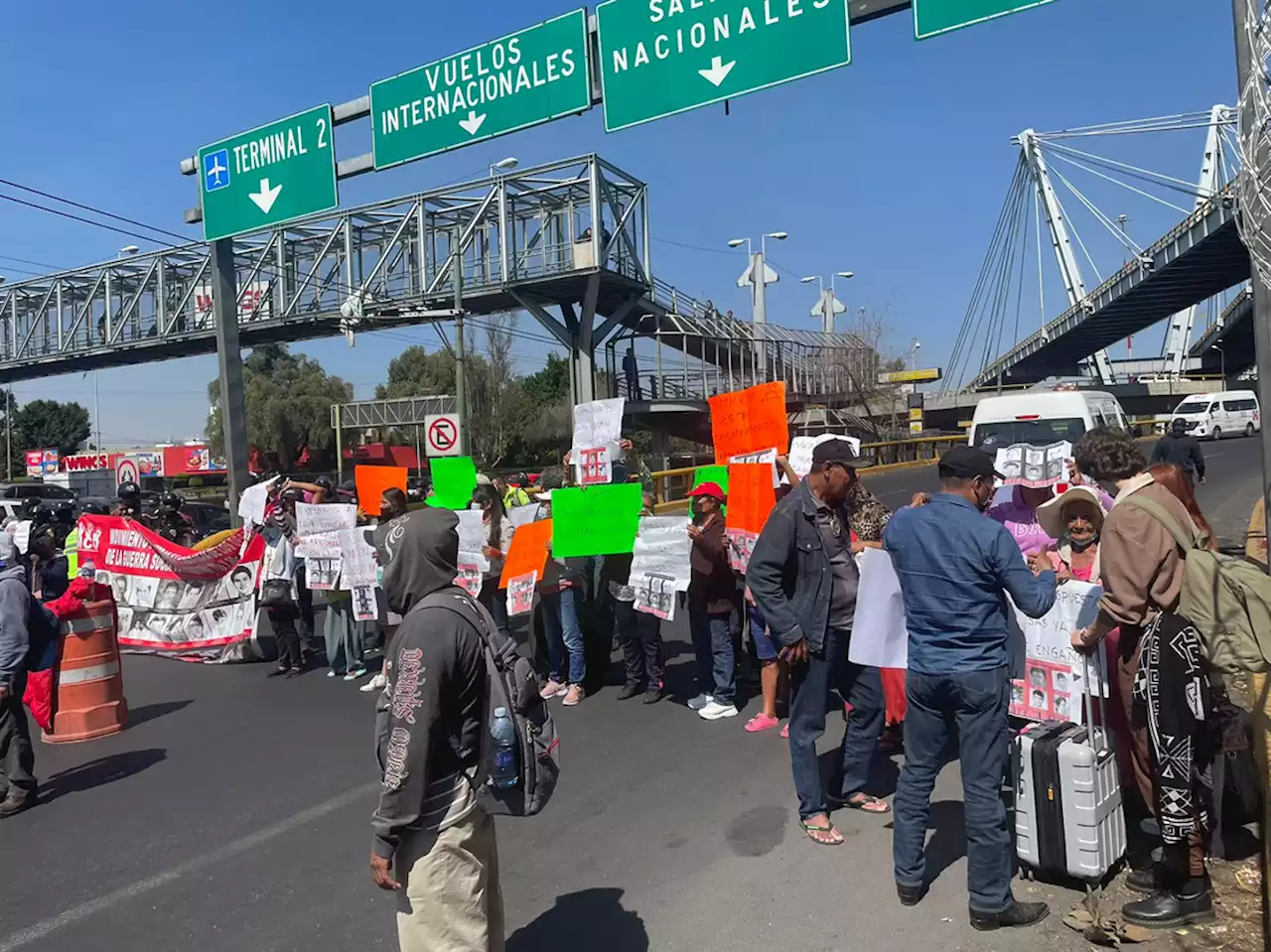 Familiares de desaparecidos en Guerrero bloquean inmediaciones de AICM