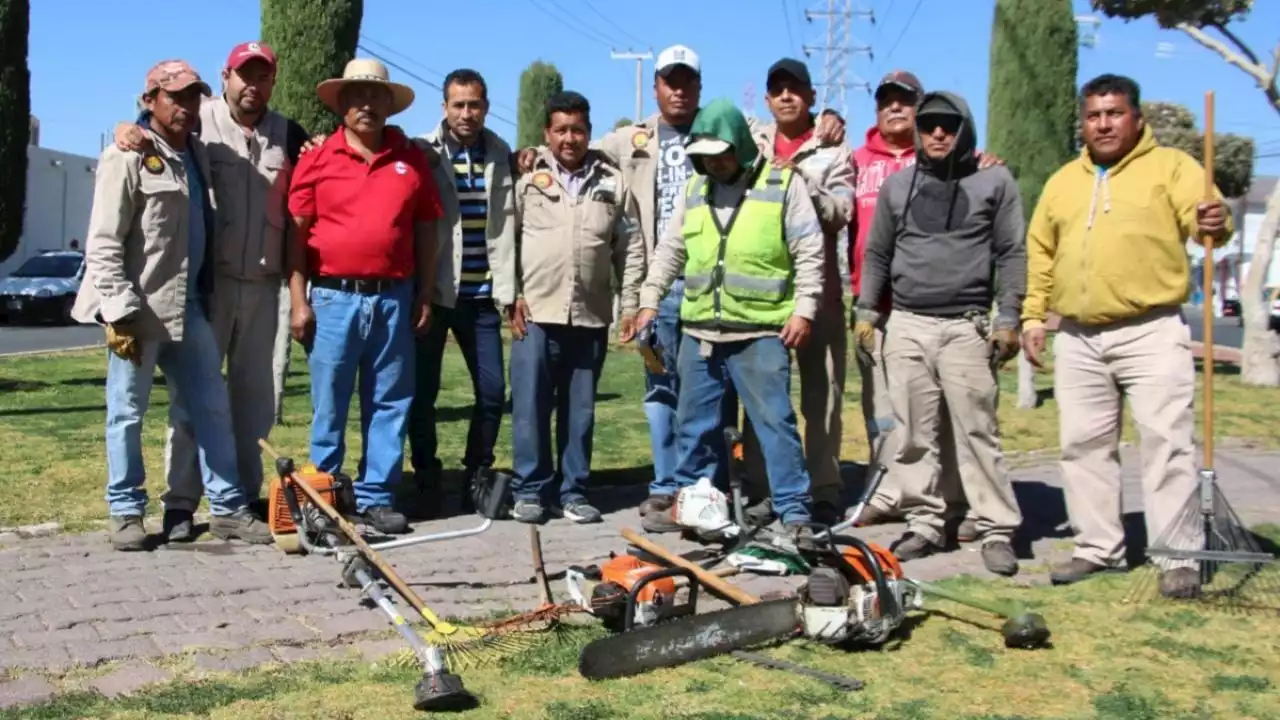 Pese a herramientas “chafas”, Benito y sus compañeros cuidan los jardines de Pachuca