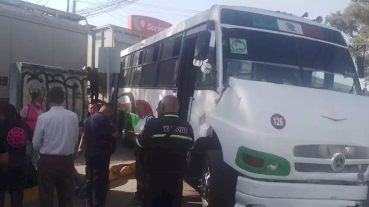 VIDEO: A camión de pasajeros en Cuautitlán, se lo llevó el tren; hay 5 lesionados