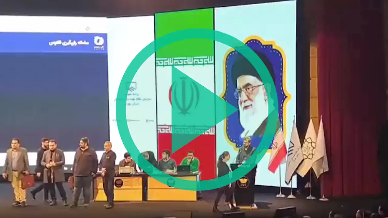 Cette ingénieure en Iran applaudie après avoir jeté son voile en plein congrès