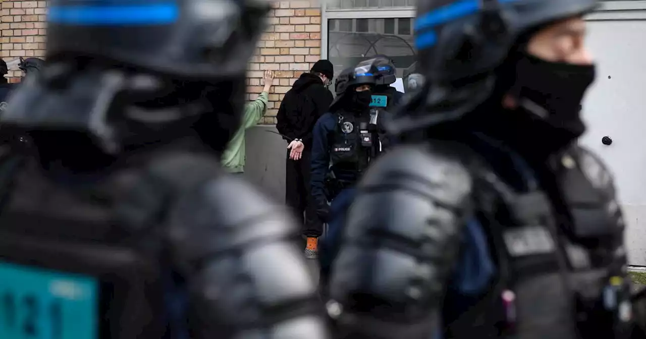 Manifestation à Paris : la police interpelle deux journalistes et les retient pendant une heure