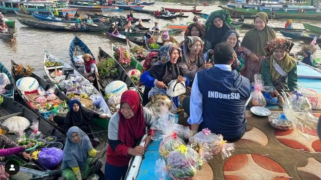 Anies Baswedan Dikepung Ibu-ibu Pedagang Terapung Banjarmasin