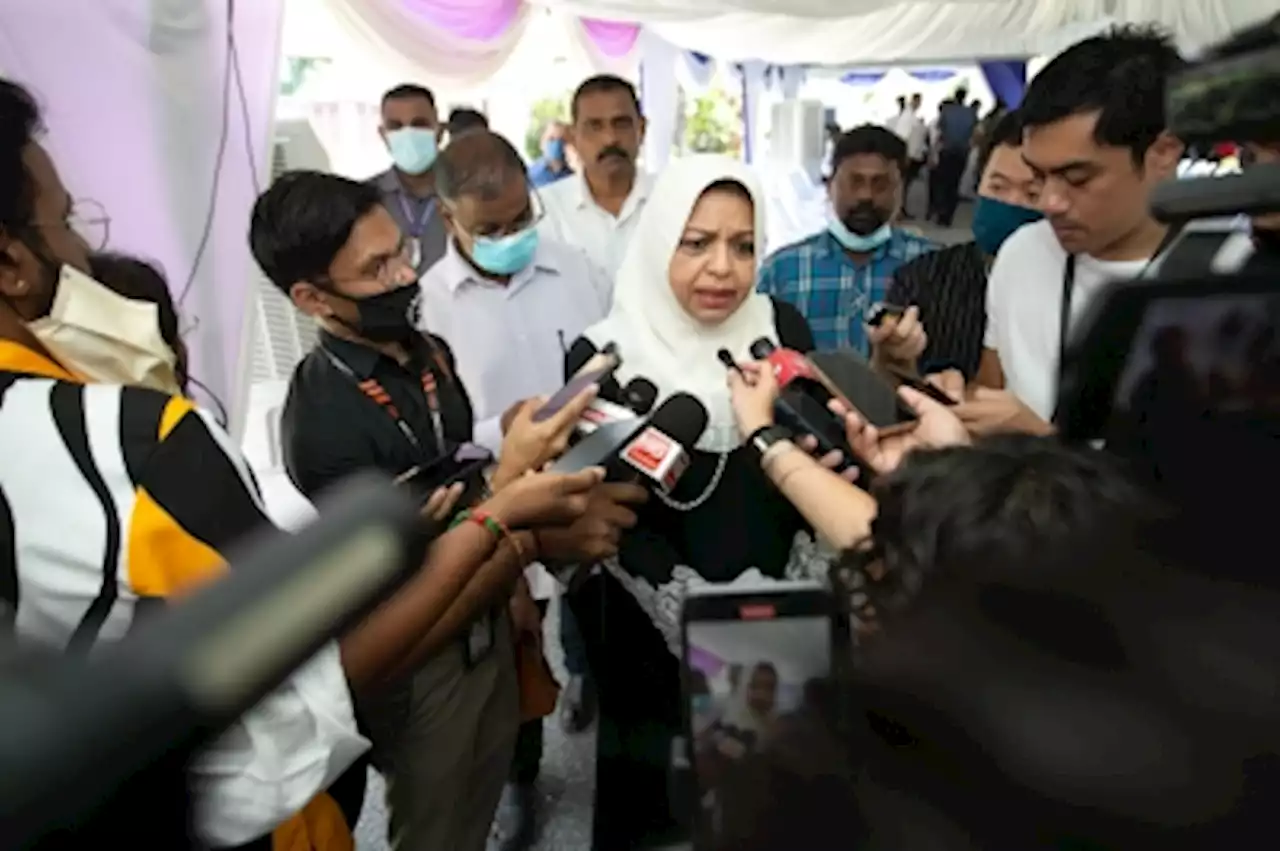 Shahrizat officially hands in papers for Wanita Umno chief post