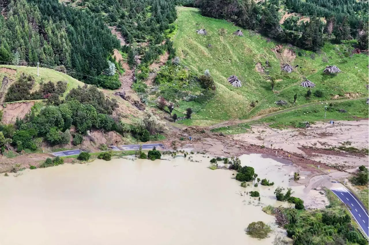 New Zealand cleans up after glancing blow by cyclone