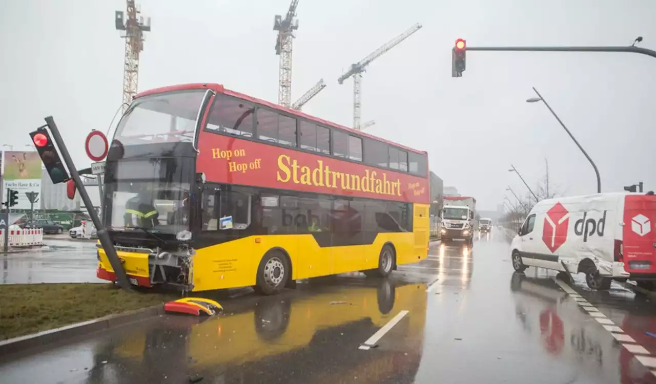 HafenCity: Stadtrundfahrtbus und Transporter kollidieren