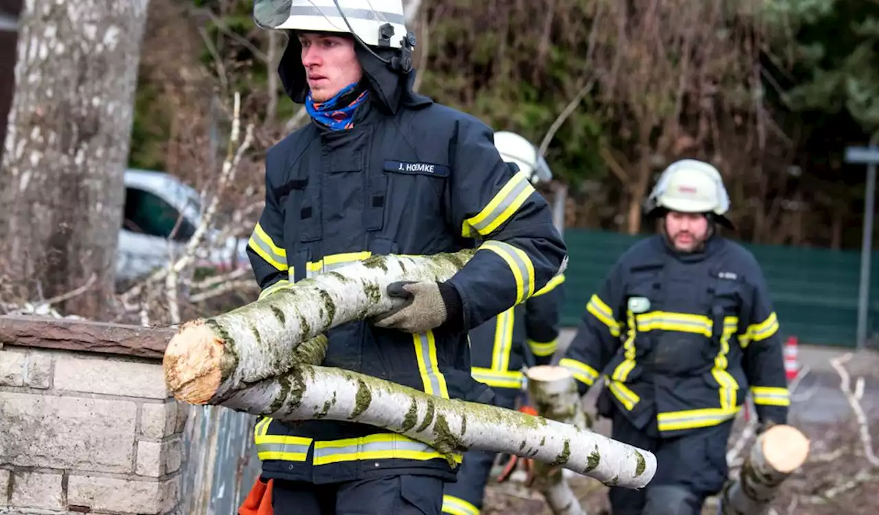 Sturm im Norden: Feuerwehr rückt zu zig Einsätzen aus