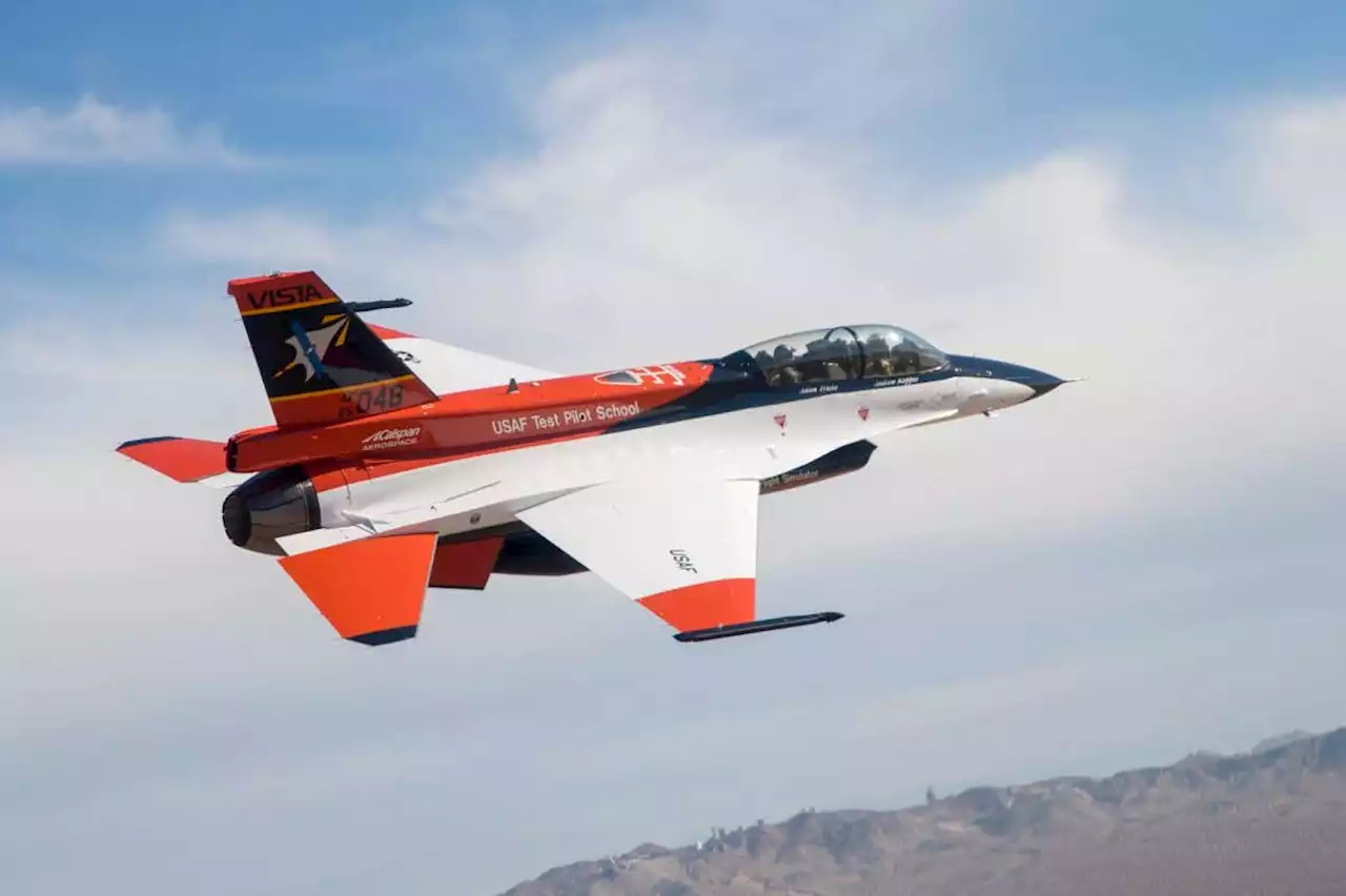 Fully autonomous F-16 fighter jet takes part in simulated dogfights