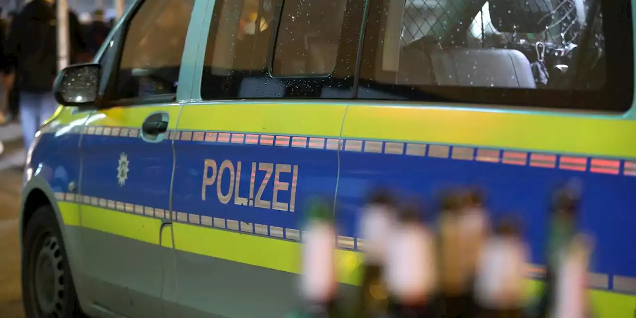 40 Menschen greifen Polizisten mit Eisenstangen und Glasflaschen an - mehrere Beamte verletzt