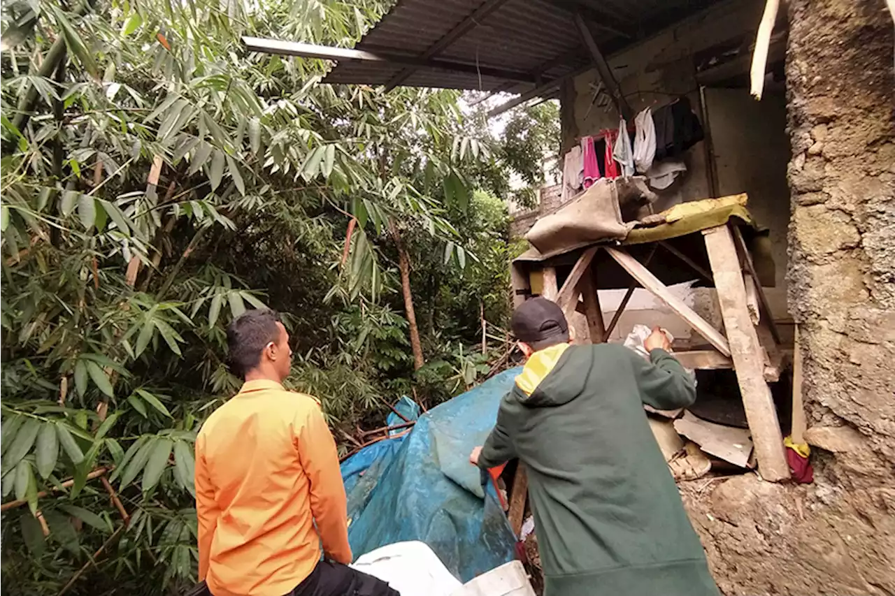 Rumah Warga Tergerus Tanah Longsor di Kota Bogor