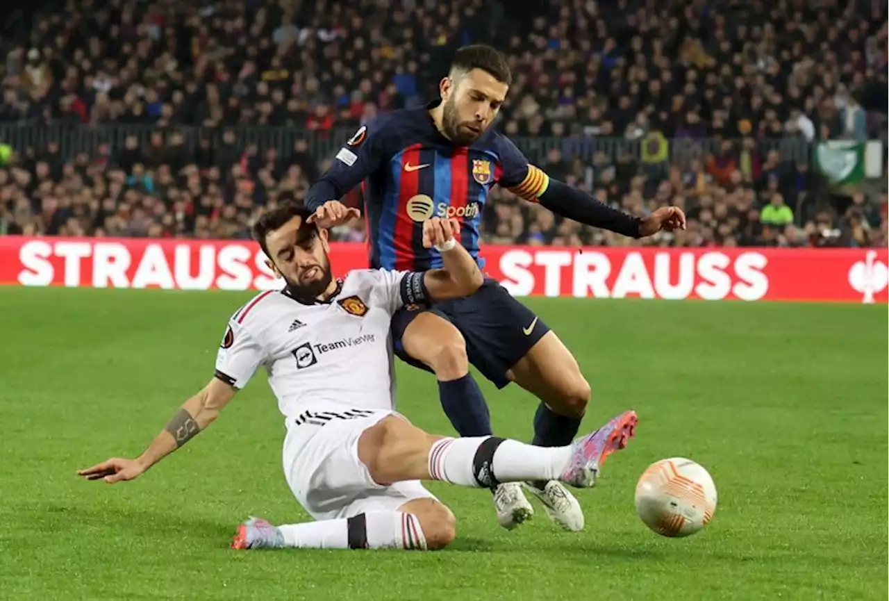 Soccer-Barcelona fight back to secure thrilling 2-2 draw with Man United