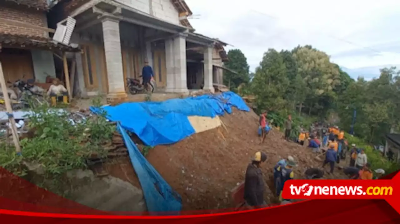 Hujan Lebat, Sejumlah Tebing di Madiun Longsor, Tutup Jalan Desa