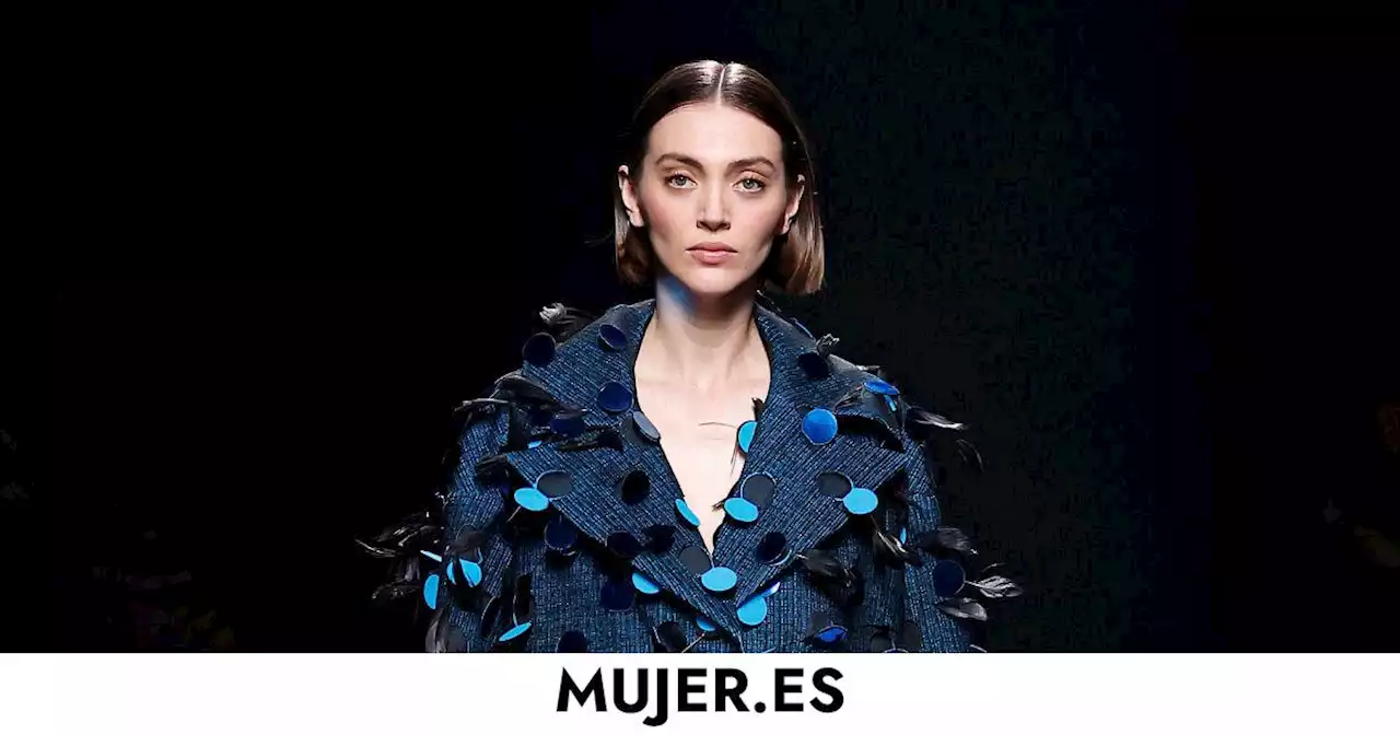 Isabel Sanchís trae el invierno más primaveral en el desfile de la MBFW: 'Es una colección fuerte, seductora y poderosa'