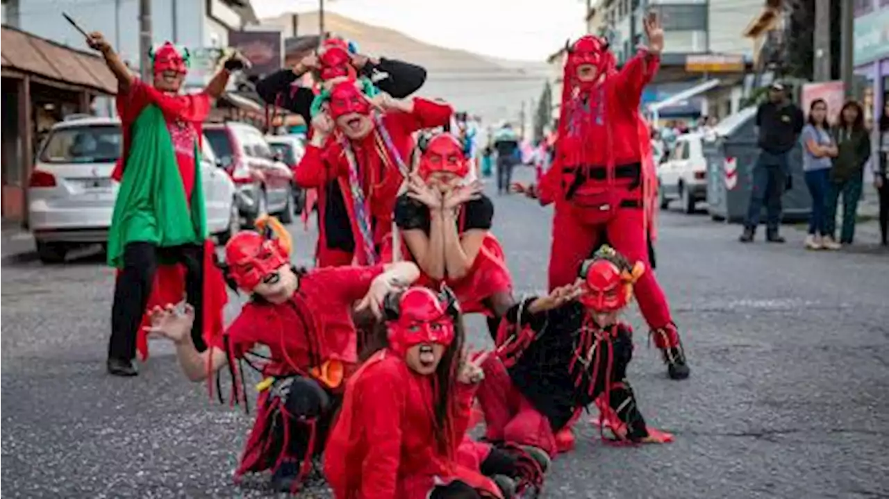 Diversión, música y colores en el desfile de apertura de los festejos de Carnaval en Bariloche