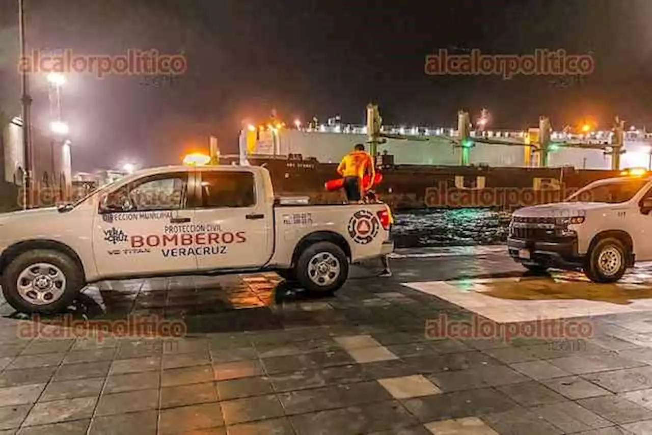 Cayó hombre al mar en Veracruz al tomar video del oleaje por el frente frío