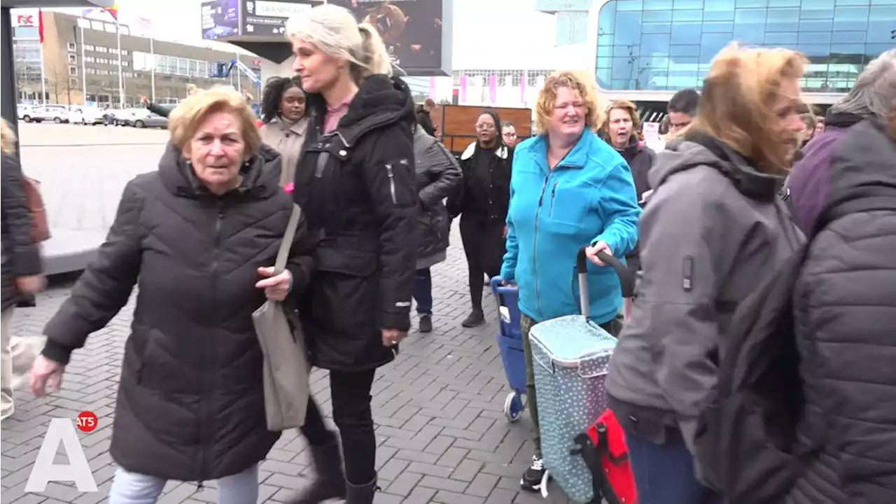 Als vanouds lange rijen voor de RAI: de Huishoudbeurs is terug