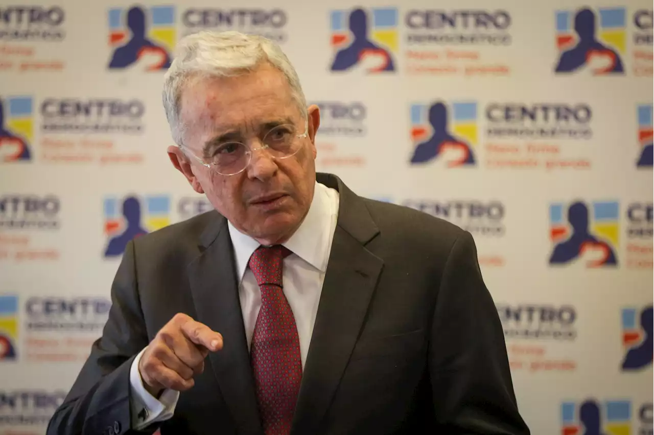 “Un guion ideológico que marchita al sector privado”: Uribe sobre reforma a la salud