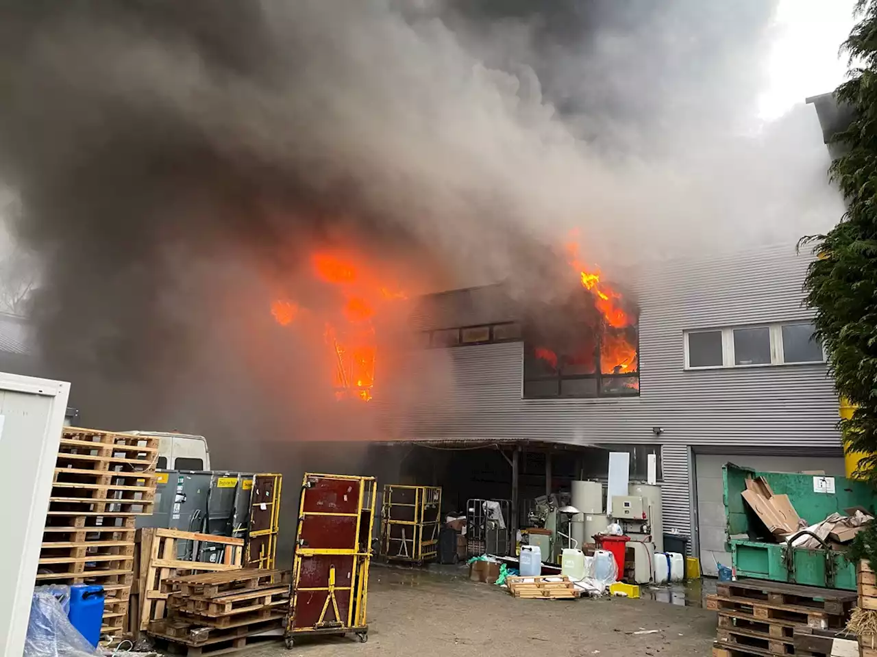 Brennt Lagerhalle an der Engelbertstraße – Großbrand in Resse fordert die Feuerwehr Gelsenkirchen --- (Cityreport24-Nachrichtenblog)