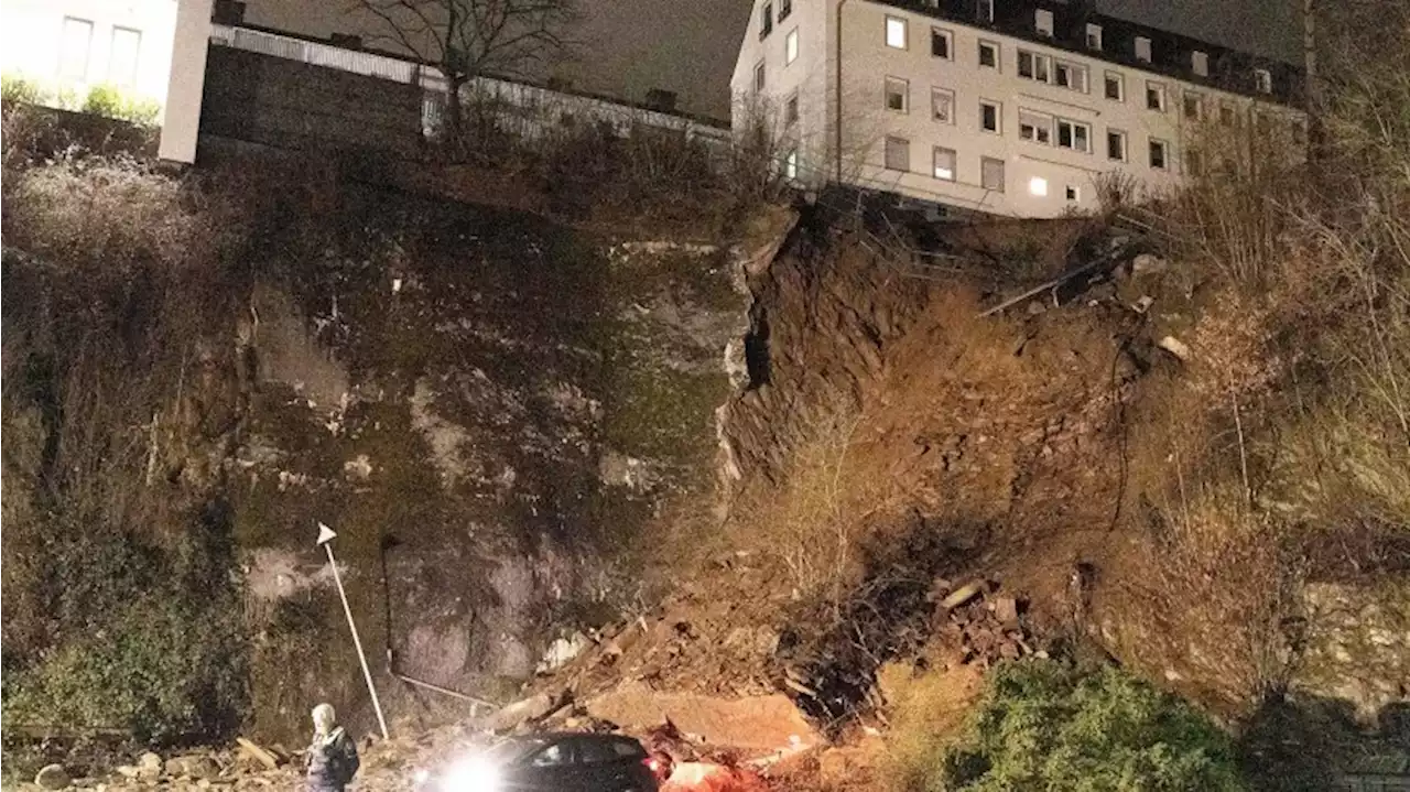 „Wie ein kleines Erdbeben“: Hangrutsch erschüttert Anwohner