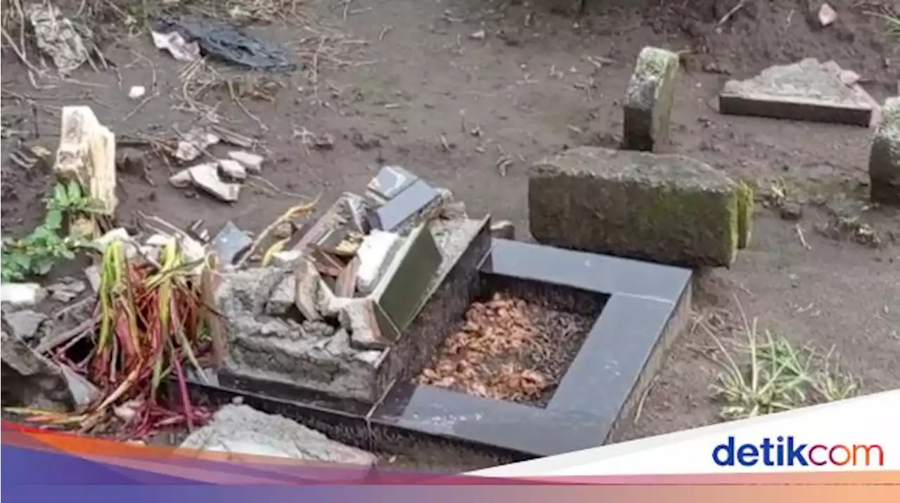 MUI Blitar Sesalkan Perusakan 56 Nisan Makam dengan Ancaman 'Munkar-Nakir'