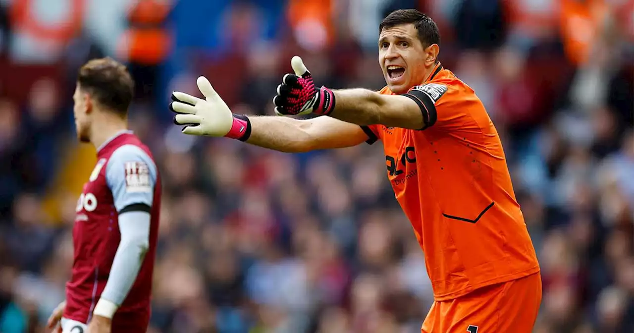 (VIDEO) El increíble autogol del “Dibu” Martínez, que le da una manita al Arsenal en la Premier League