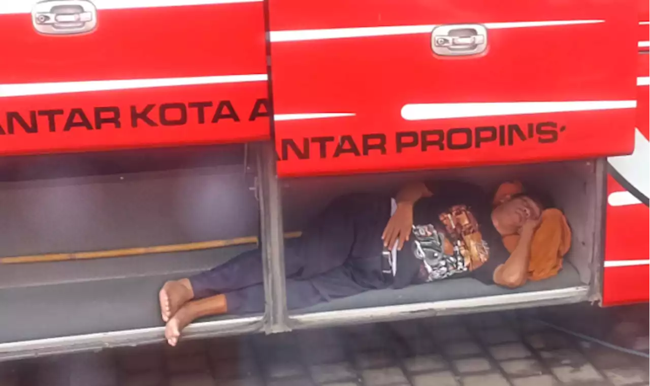 Begini Nikmatnya Tidur Seadanya ala Awak Bus