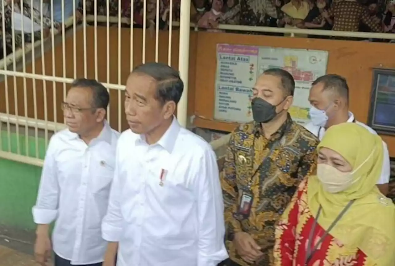 Khofifah - Eri Cahyadi Kompak Dampingi Jokowi ke Pasar Wonokromo