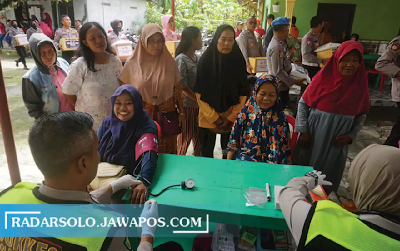 Polres Klaten Beri Bantuan Sembako dan Pengobatan ke Pengungsi Banjir Desa Bener