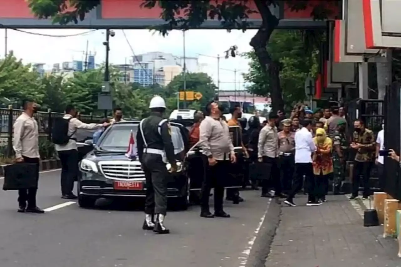 Jokowi Diteriaki Warga Saat Mengunjungi Pasar Wonokromo