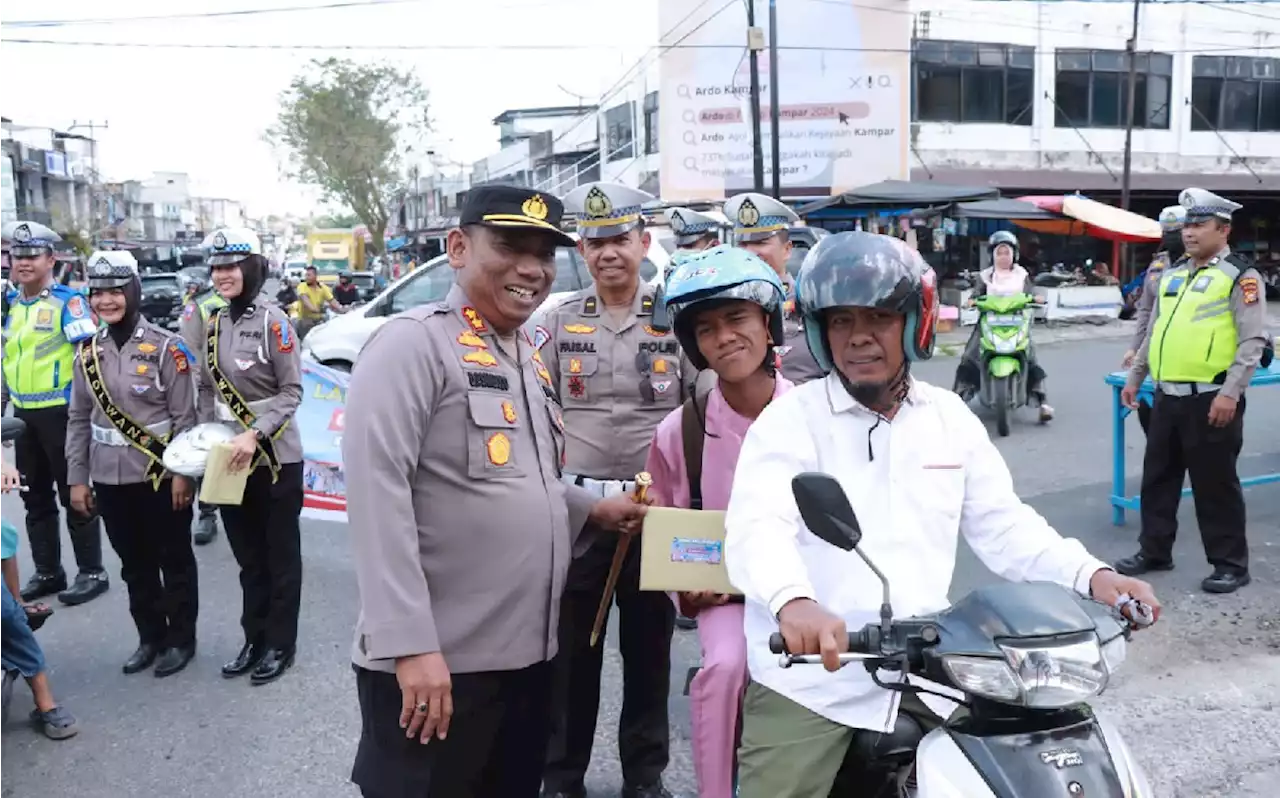 Ops KLK di Kampar Pelanggar Kaget Dapat Helm Dari Kapolres, Ternyata Ini Tujuannya