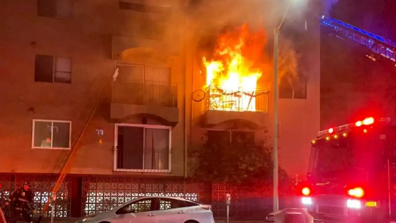 5 rescued, 1 hospitalized in Oakland apartment building fire