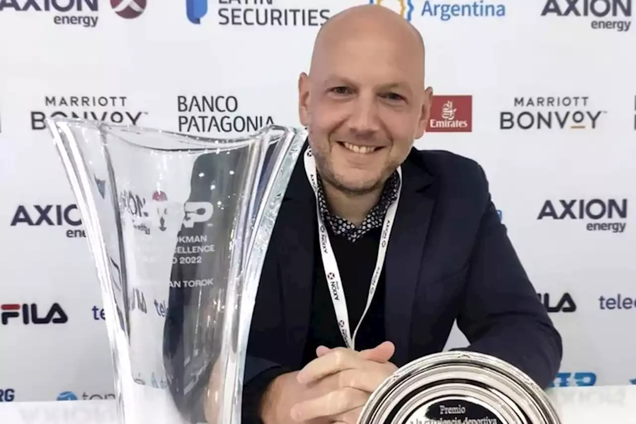 Sebastián Torok, periodista de LA NACION, fue reconocido por el Argentina Open y la ATP en plena cancha central del Buenos Aires Lawn Tennis Club