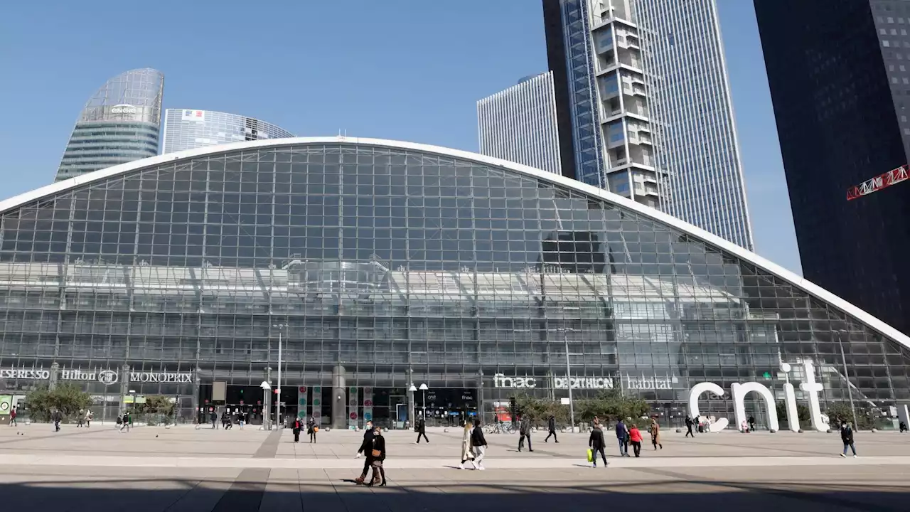 À la Défense, un impressionnant mouvement de foule après la chute d’un homme