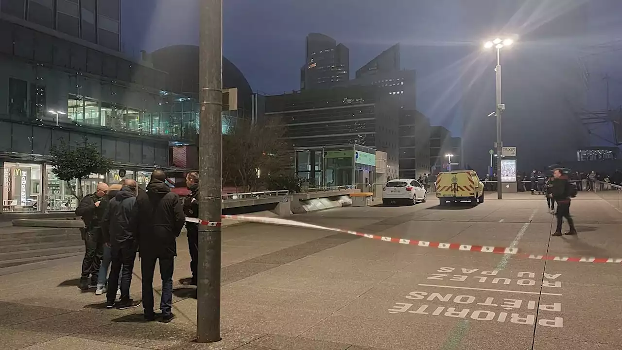 Mouvement de foule à la Défense après la chute d’un homme, la police sur place