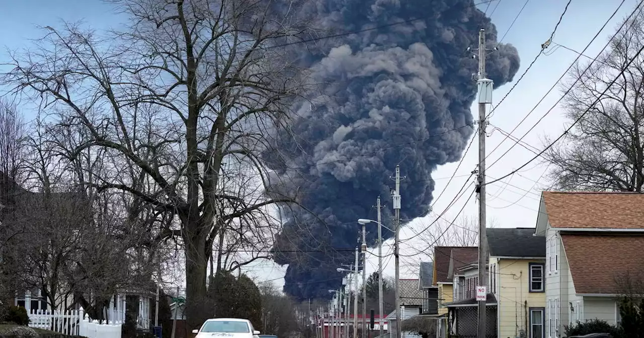 Etats-Unis : inquiétudes et critiques après le déraillement d’un train de produits chimiques dans l’Ohio