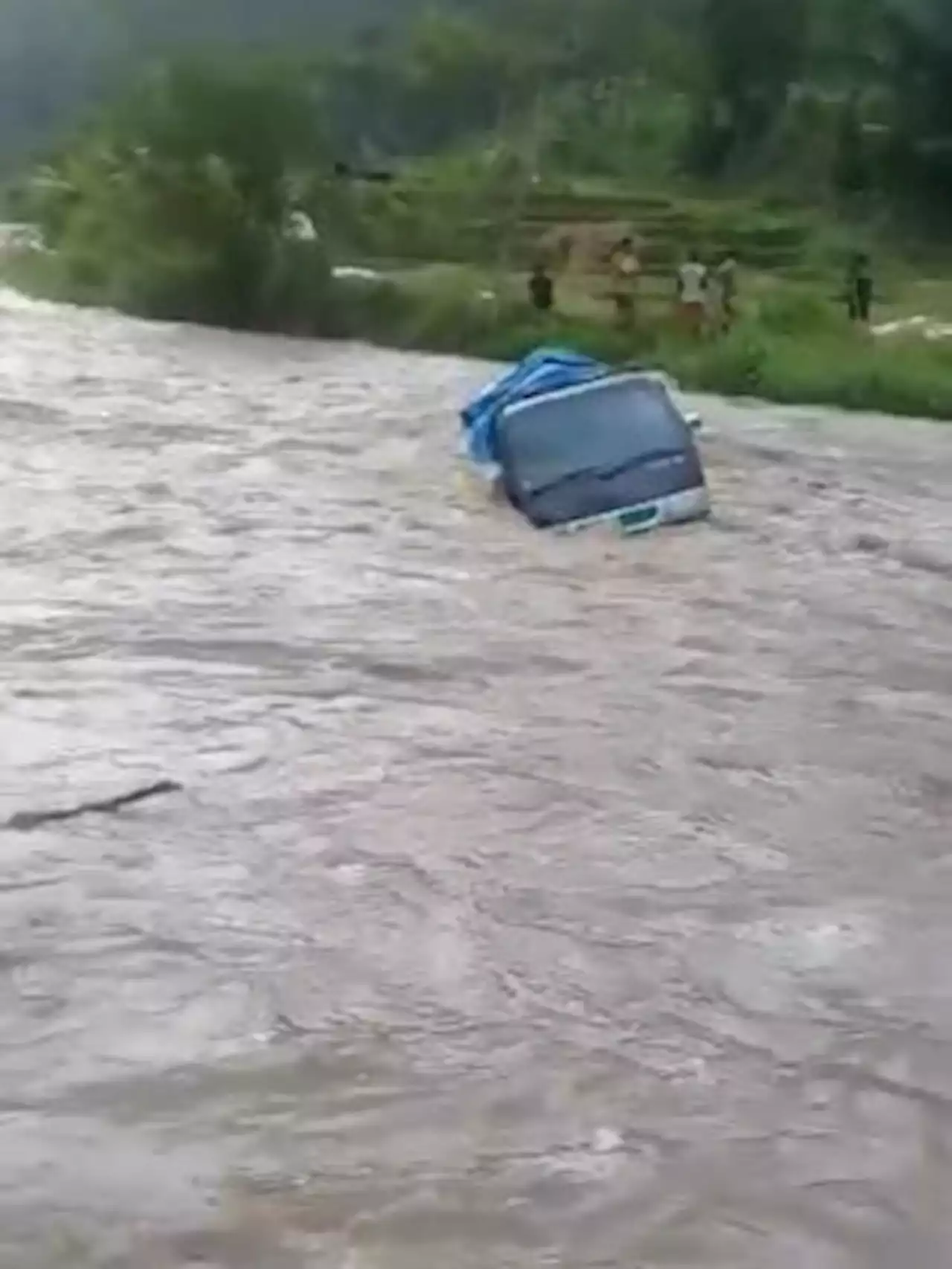 Mobil Pikap Terjebak Arus Deras Luapan Sungai Cigadung Cianjur