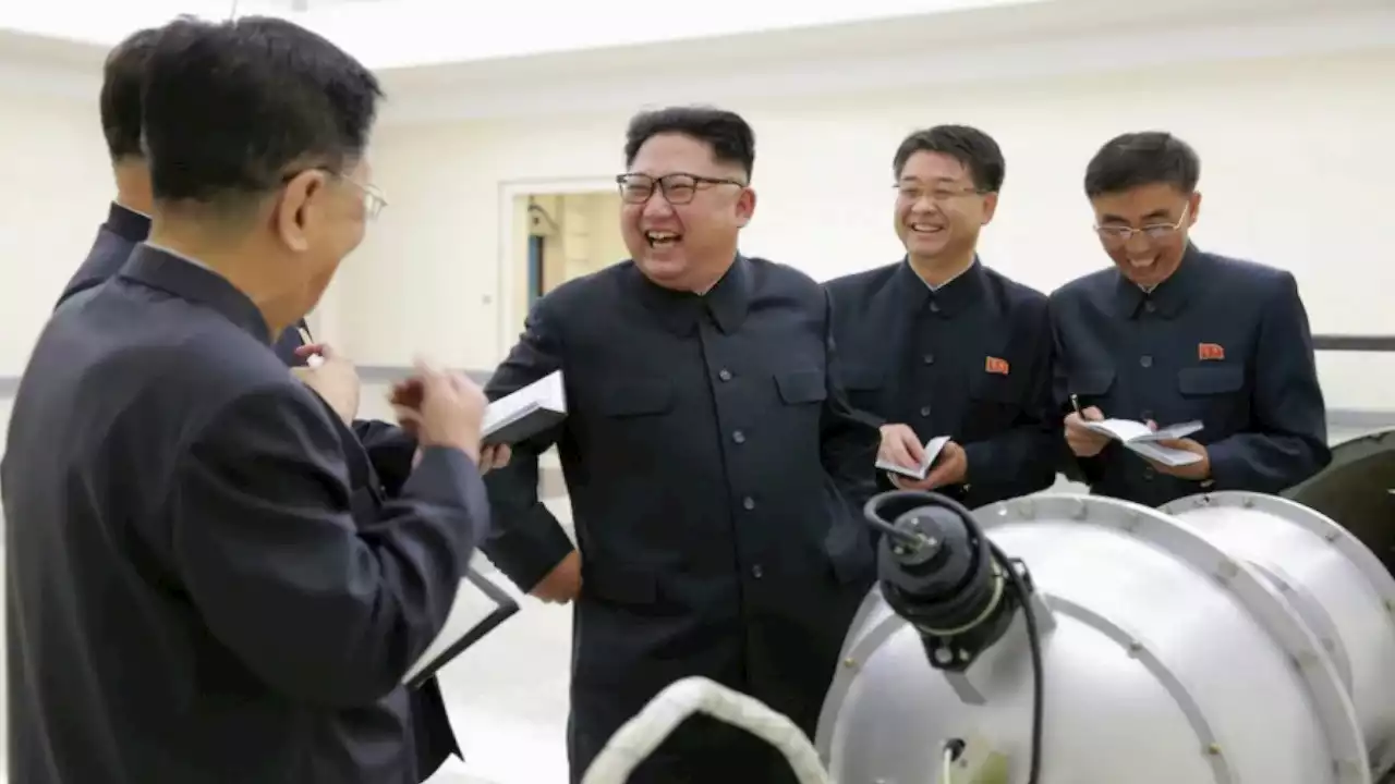 FOTO: ¡Se creció la niña! Kim Jong-un presencia un partido de fútbol en compañía de su hija | Minuto30