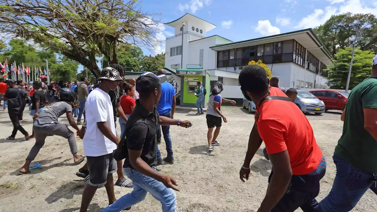 Winkels en markten in Paramaribo blijven dicht na parlementsbestorming