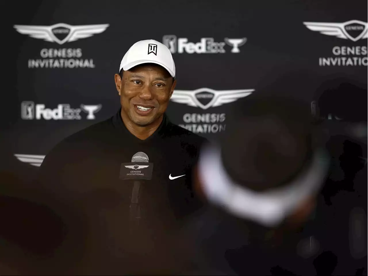 Tiger Woods says sorry after on-course tampon joke prompts backlash