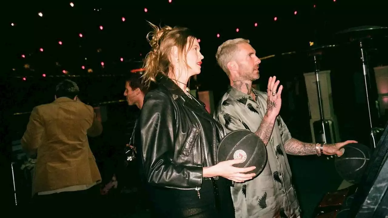 Behati Prinsloo teilt erstes Foto mit Mann Adam nach Geburt