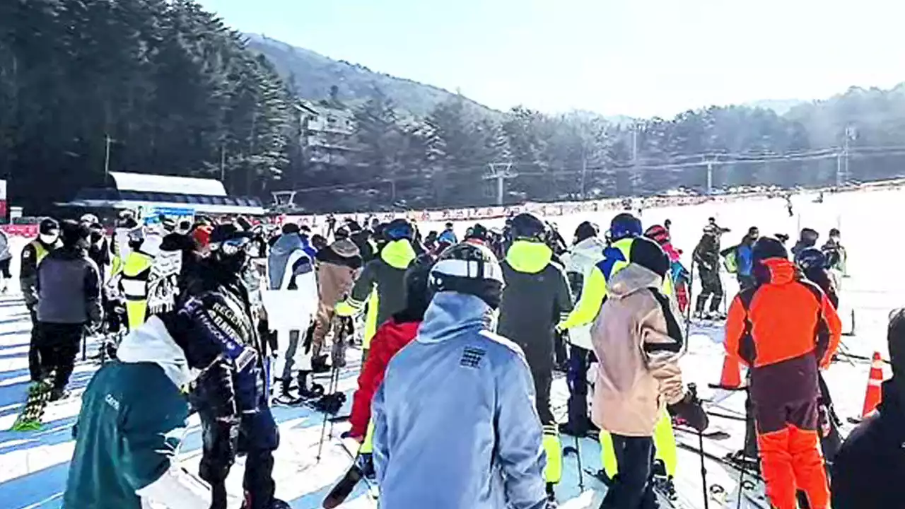 '겨울 끝자락 즐기자'…스키장·제주 해변 등 나들이 인파