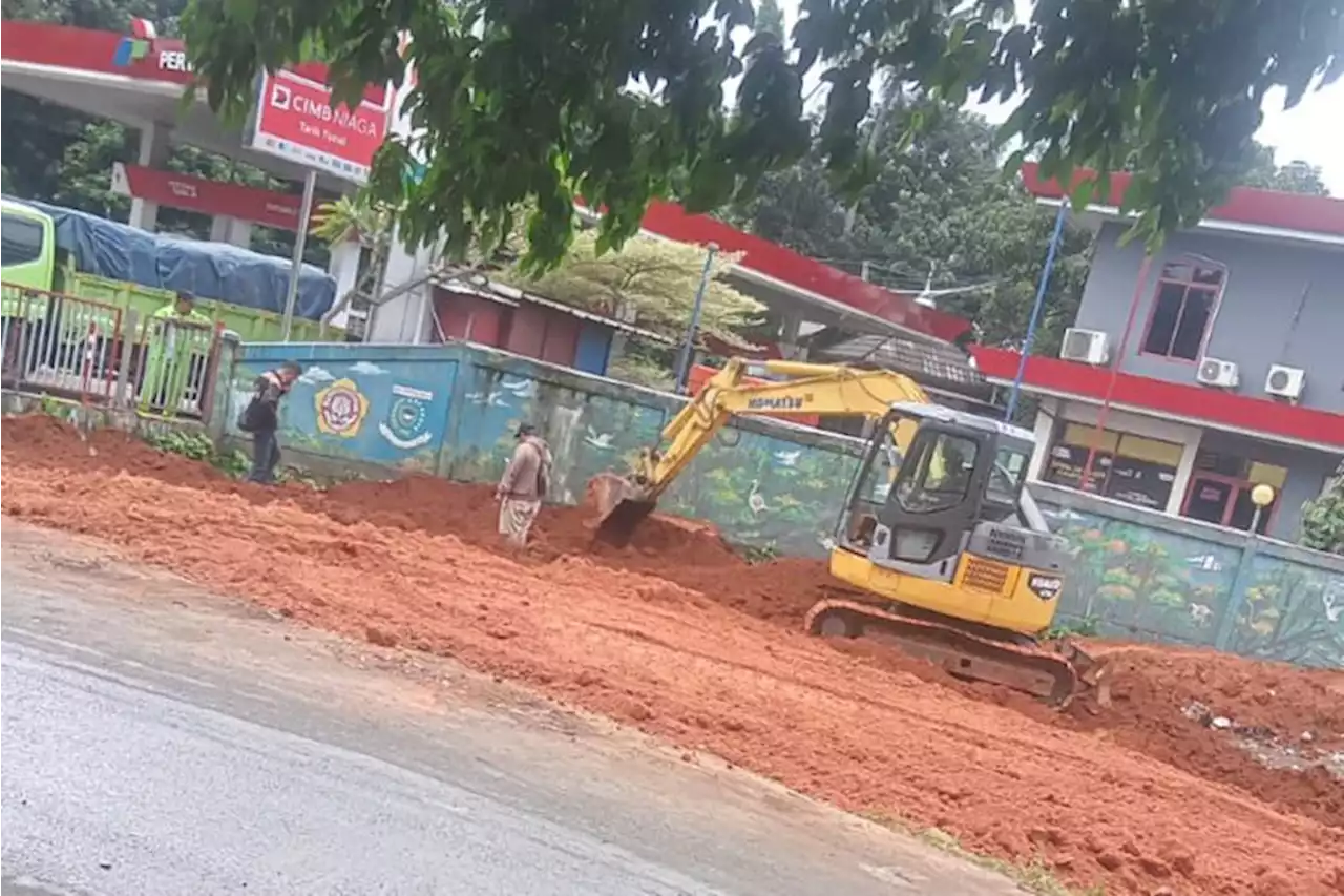 Ekskavator Ratakan Jalan Depan Gang Besan Serpong, Warga: Sangat Prihatin!