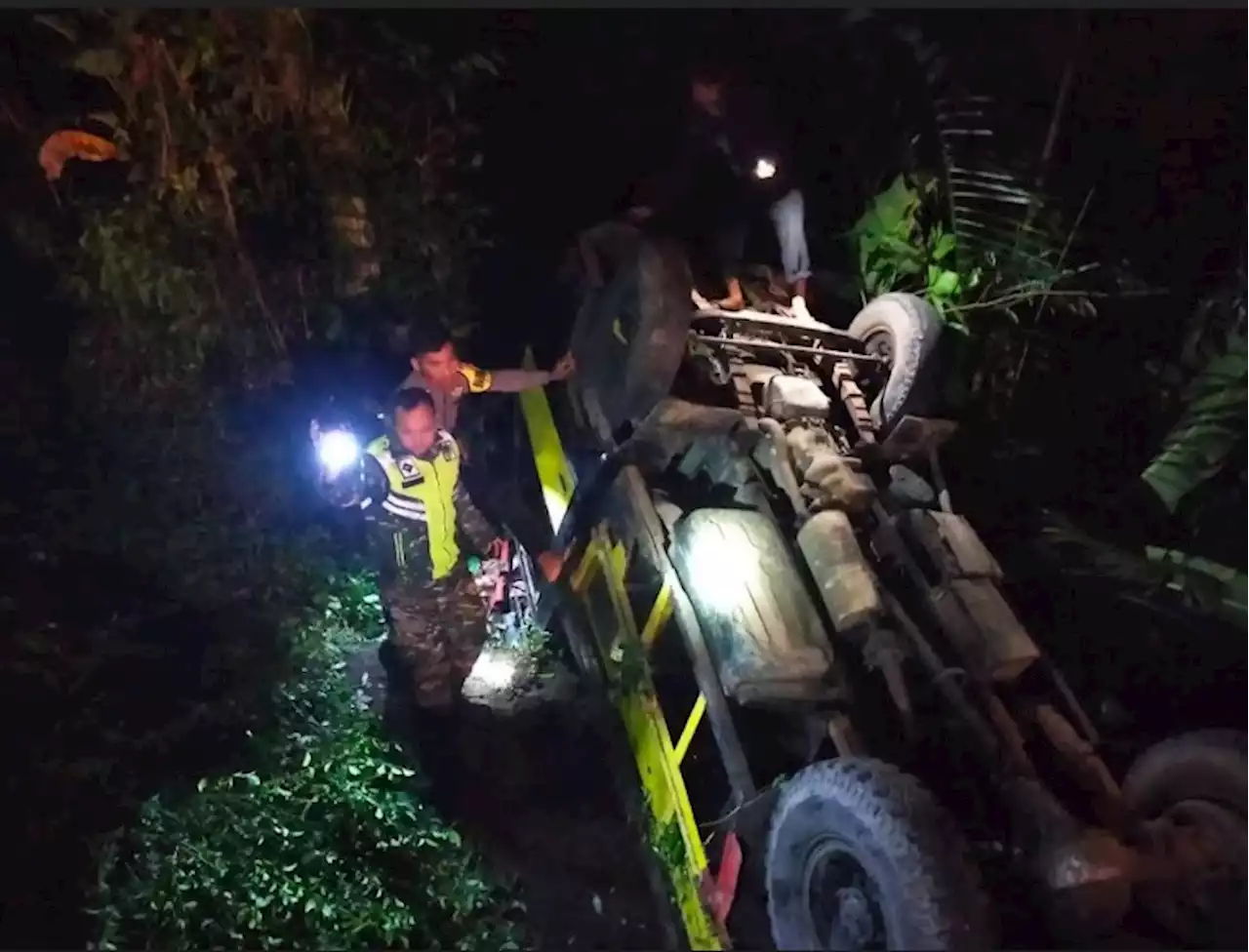 Truk Bermuatan Pasir Terjun ke Jurang di Sukaluyu Cianjur, Sopir Alami Luka Serius