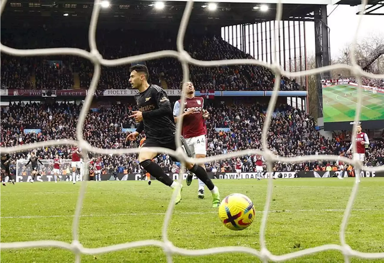 Soccer-Arsenal revive title bid with last-gasp 4-2 win at Villa