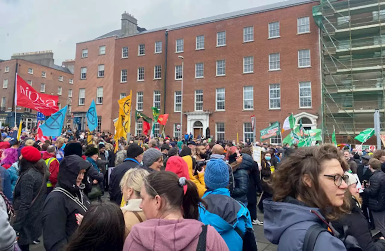 Crowds march through Dublin in show of solidarity with refugees