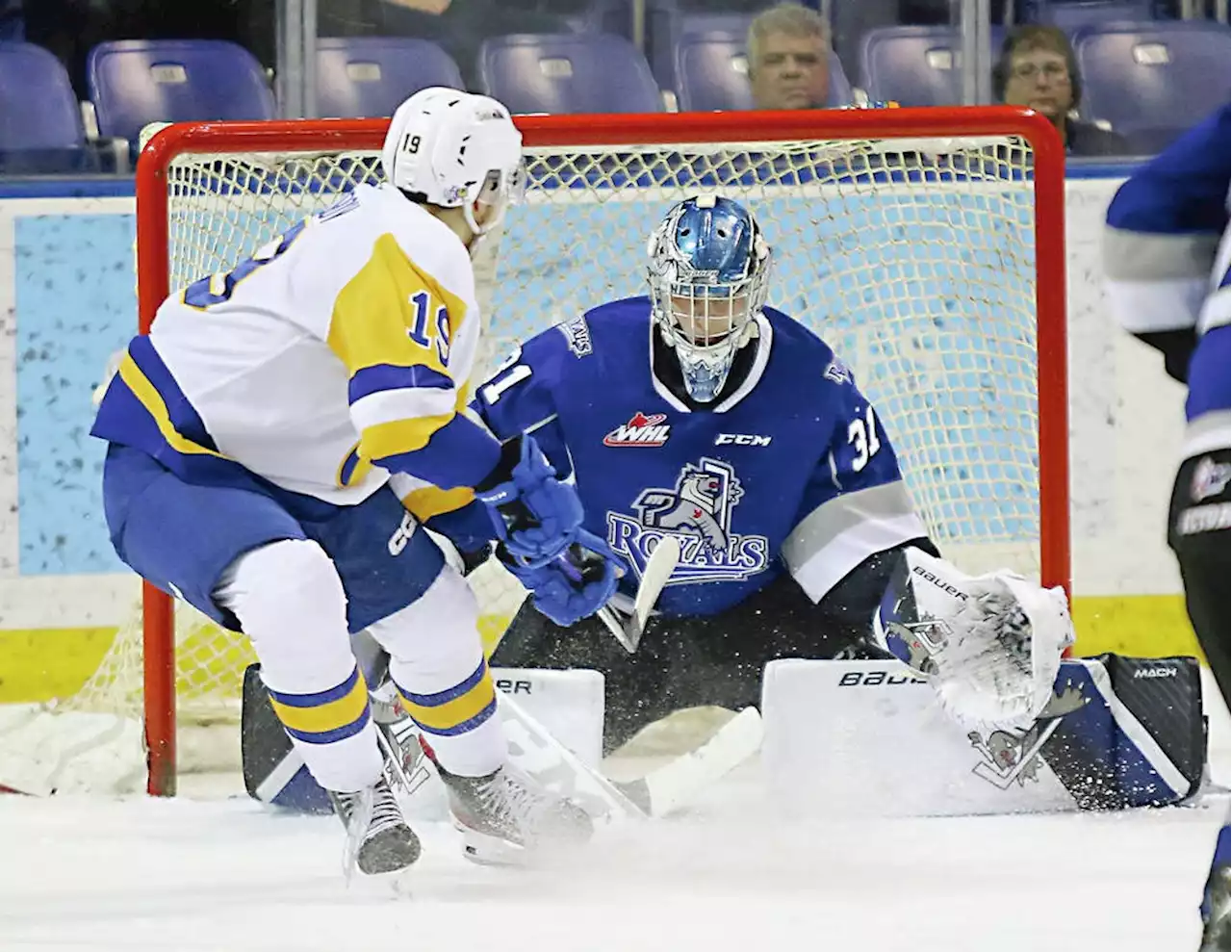 Blades slice up Victoria Royals with fast start