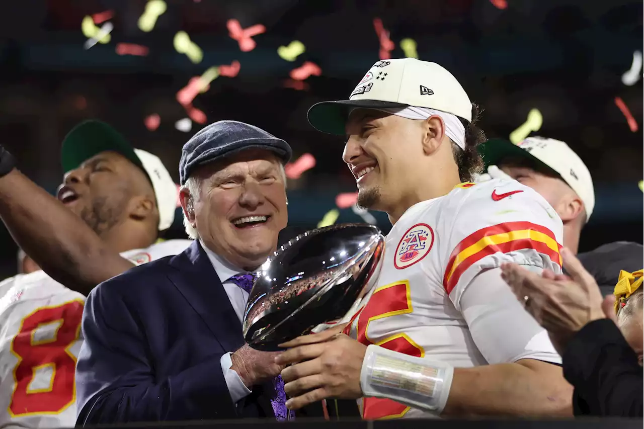 Patrick Mahomes se emborracha y regala el trofeo del Super Bowl en la calle